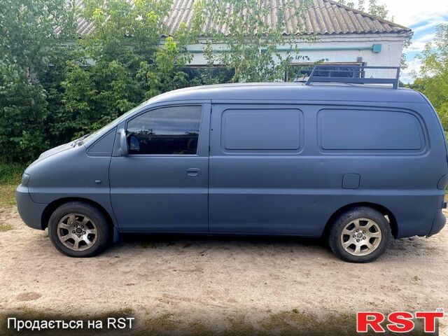 Серый Хендай H-1, объемом двигателя 2.5 л и пробегом 250 тыс. км за 3000 $, фото 2 на Automoto.ua
