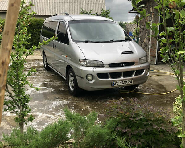 Серый Хендай H-1, объемом двигателя 2.5 л и пробегом 842 тыс. км за 2950 $, фото 5 на Automoto.ua