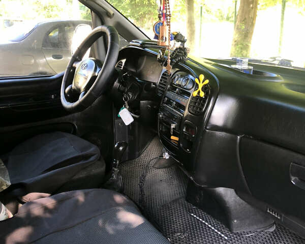 Серый Хендай H-1, объемом двигателя 2.5 л и пробегом 842 тыс. км за 2950 $, фото 8 на Automoto.ua