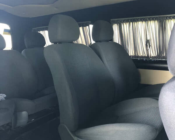 Серый Хендай H-1, объемом двигателя 2.5 л и пробегом 842 тыс. км за 2950 $, фото 7 на Automoto.ua