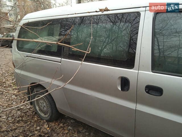 Серый Хендай H-1, объемом двигателя 2.5 л и пробегом 270 тыс. км за 3500 $, фото 3 на Automoto.ua