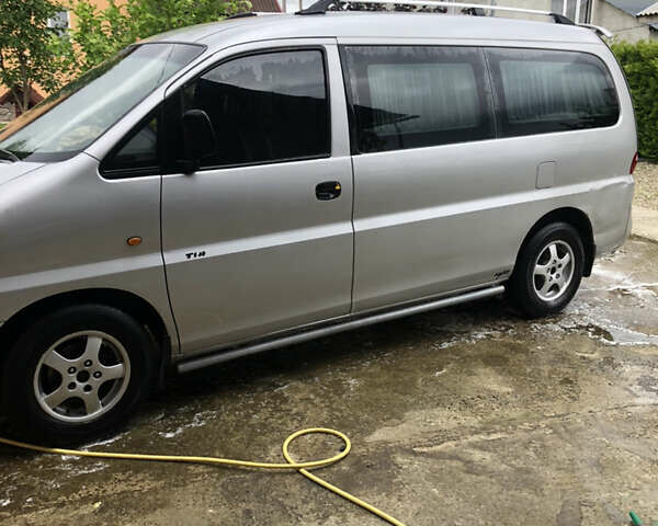 Серый Хендай H-1, объемом двигателя 2.5 л и пробегом 842 тыс. км за 2950 $, фото 4 на Automoto.ua