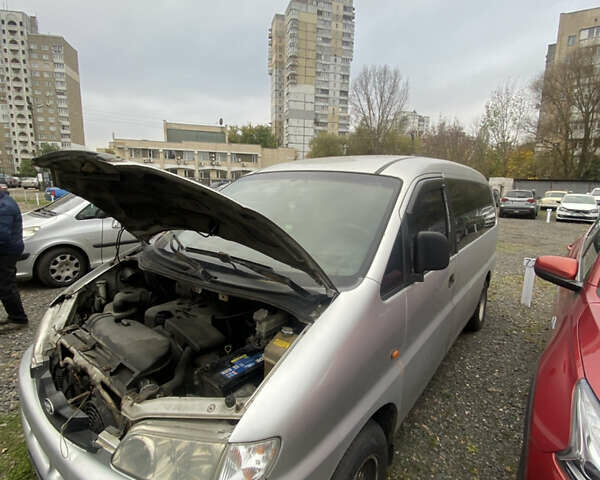 Серый Хендай H-1, объемом двигателя 2.5 л и пробегом 350 тыс. км за 2900 $, фото 2 на Automoto.ua