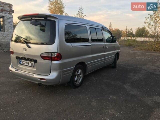 Серый Хендай H-1, объемом двигателя 2.5 л и пробегом 600 тыс. км за 4500 $, фото 3 на Automoto.ua