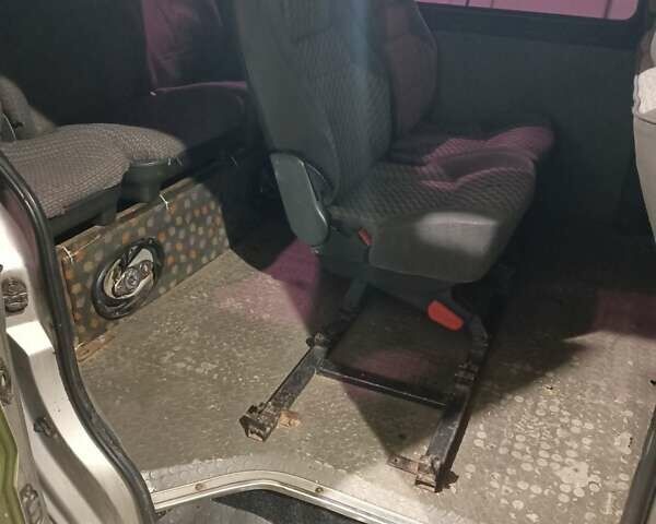 Сірий Хендай H-1, об'ємом двигуна 2.48 л та пробігом 225 тис. км за 3900 $, фото 3 на Automoto.ua