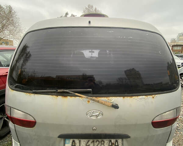 Серый Хендай H-1, объемом двигателя 2.5 л и пробегом 350 тыс. км за 2900 $, фото 3 на Automoto.ua