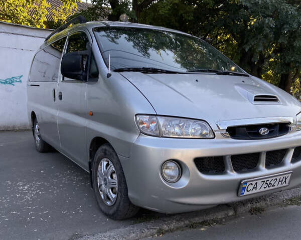 Сірий Хендай H-1, об'ємом двигуна 2.5 л та пробігом 398 тис. км за 4200 $, фото 6 на Automoto.ua