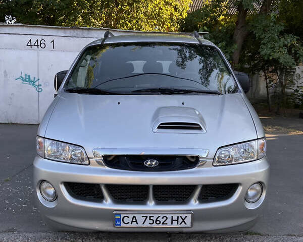 Сірий Хендай H-1, об'ємом двигуна 2.5 л та пробігом 398 тис. км за 4200 $, фото 8 на Automoto.ua