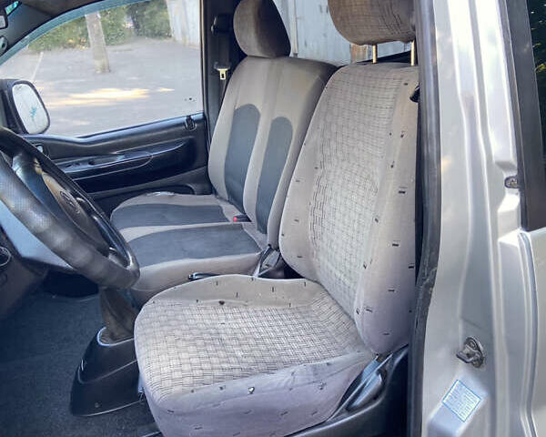 Сірий Хендай H-1, об'ємом двигуна 2.5 л та пробігом 398 тис. км за 4200 $, фото 23 на Automoto.ua