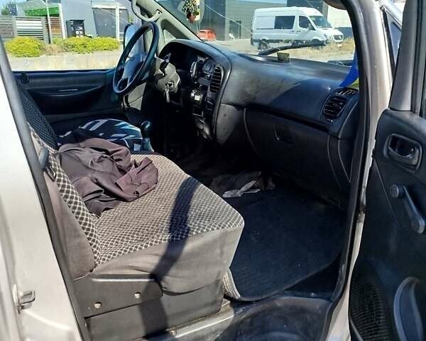 Серый Хендай H-1, объемом двигателя 2.5 л и пробегом 300 тыс. км за 3000 $, фото 5 на Automoto.ua