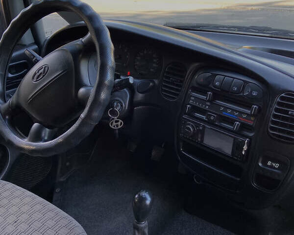 Сірий Хендай H-1, об'ємом двигуна 2.5 л та пробігом 398 тис. км за 4200 $, фото 18 на Automoto.ua