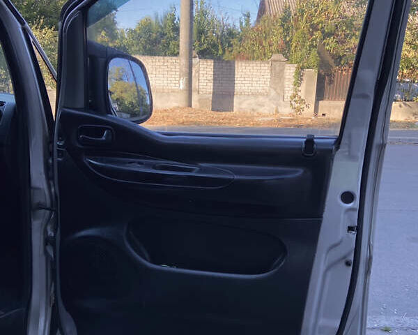 Сірий Хендай H-1, об'ємом двигуна 2.5 л та пробігом 398 тис. км за 4200 $, фото 19 на Automoto.ua