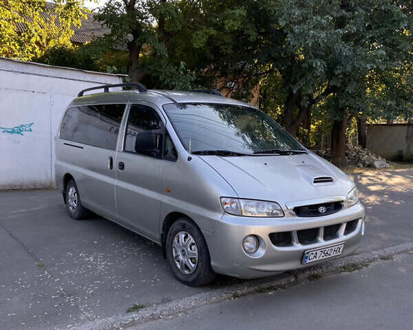 Сірий Хендай H-1, об'ємом двигуна 2.5 л та пробігом 398 тис. км за 4200 $, фото 2 на Automoto.ua