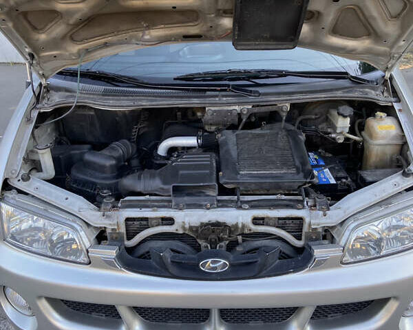 Сірий Хендай H-1, об'ємом двигуна 2.5 л та пробігом 398 тис. км за 4200 $, фото 35 на Automoto.ua