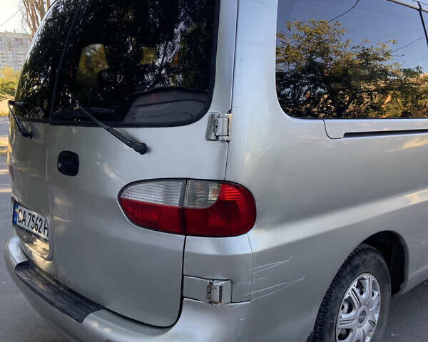 Сірий Хендай H-1, об'ємом двигуна 2.5 л та пробігом 398 тис. км за 4200 $, фото 5 на Automoto.ua