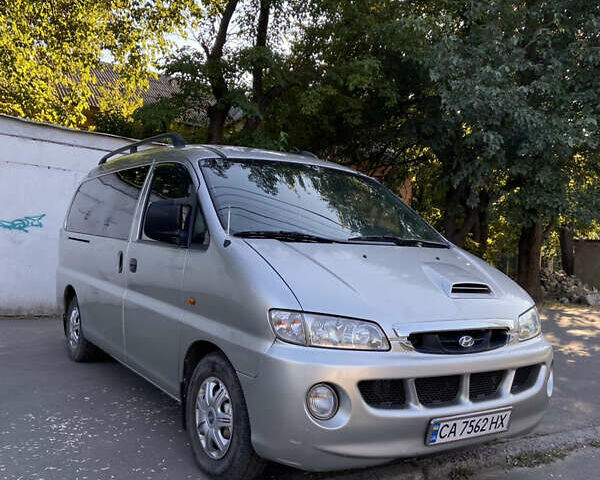 Сірий Хендай H-1, об'ємом двигуна 2.5 л та пробігом 398 тис. км за 4200 $, фото 10 на Automoto.ua