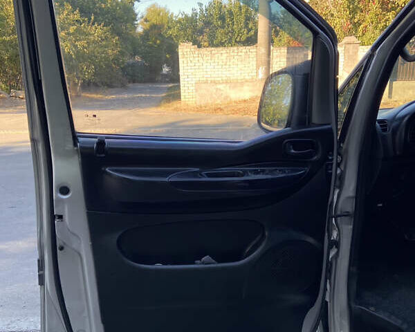 Сірий Хендай H-1, об'ємом двигуна 2.5 л та пробігом 398 тис. км за 4200 $, фото 20 на Automoto.ua