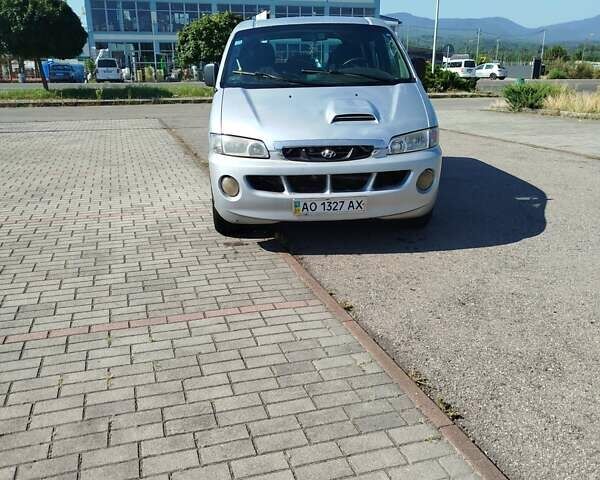 Серый Хендай H-1, объемом двигателя 2.5 л и пробегом 300 тыс. км за 3000 $, фото 1 на Automoto.ua