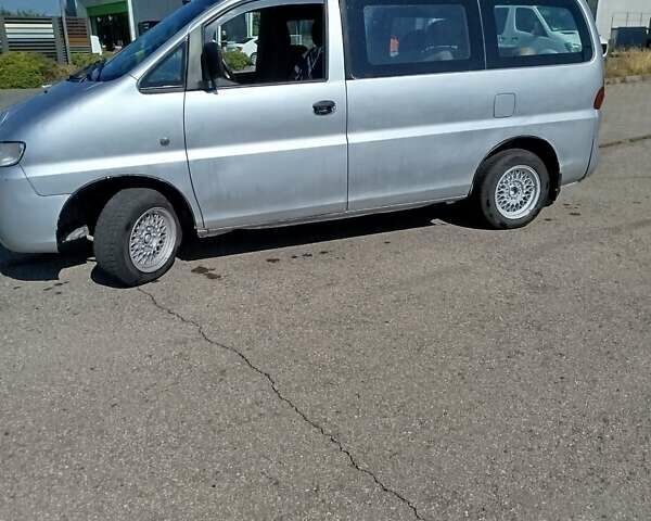 Серый Хендай H-1, объемом двигателя 2.5 л и пробегом 300 тыс. км за 3000 $, фото 10 на Automoto.ua