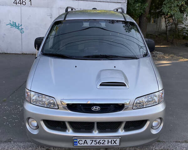 Сірий Хендай H-1, об'ємом двигуна 2.5 л та пробігом 398 тис. км за 4200 $, фото 9 на Automoto.ua