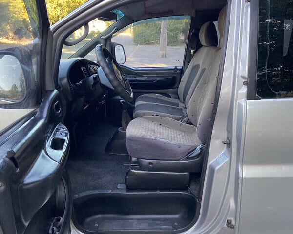 Сірий Хендай H-1, об'ємом двигуна 2.5 л та пробігом 398 тис. км за 4200 $, фото 24 на Automoto.ua