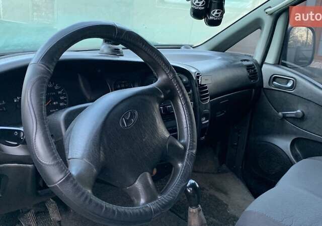 Серый Хендай H-1, объемом двигателя 2.48 л и пробегом 317 тыс. км за 5200 $, фото 12 на Automoto.ua