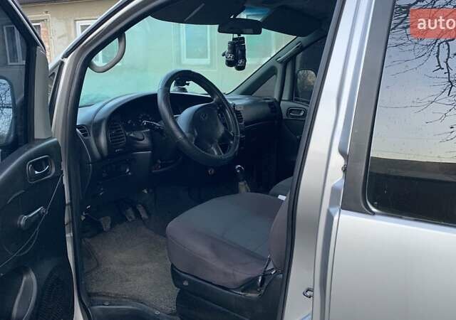 Серый Хендай H-1, объемом двигателя 2.48 л и пробегом 317 тыс. км за 5200 $, фото 6 на Automoto.ua