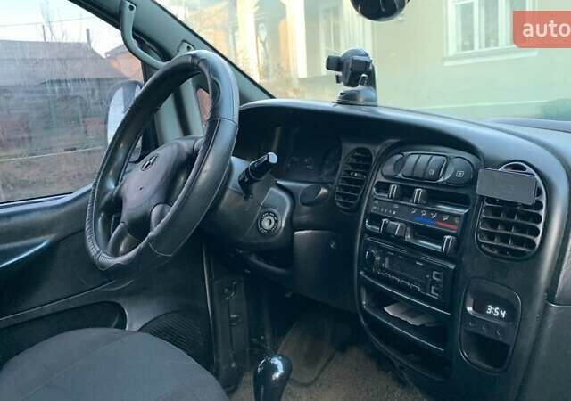 Серый Хендай H-1, объемом двигателя 2.48 л и пробегом 317 тыс. км за 5200 $, фото 13 на Automoto.ua