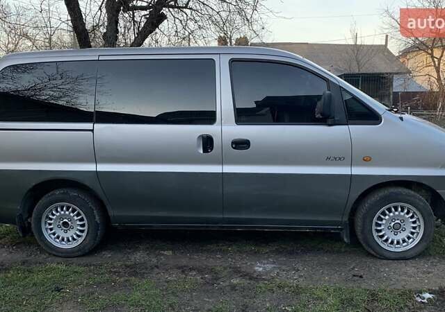 Серый Хендай H-1, объемом двигателя 2.48 л и пробегом 317 тыс. км за 5200 $, фото 2 на Automoto.ua