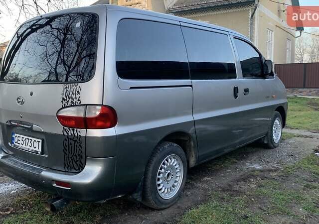 Серый Хендай H-1, объемом двигателя 2.48 л и пробегом 317 тыс. км за 5200 $, фото 3 на Automoto.ua