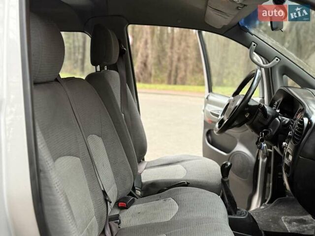 Сірий Хендай H-1, об'ємом двигуна 2.35 л та пробігом 175 тис. км за 4999 $, фото 52 на Automoto.ua