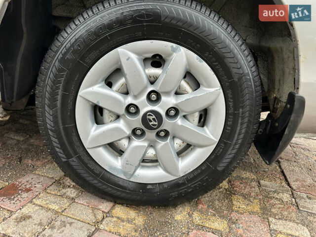 Серый Хендай H-1, объемом двигателя 2.5 л и пробегом 192 тыс. км за 5350 $, фото 8 на Automoto.ua