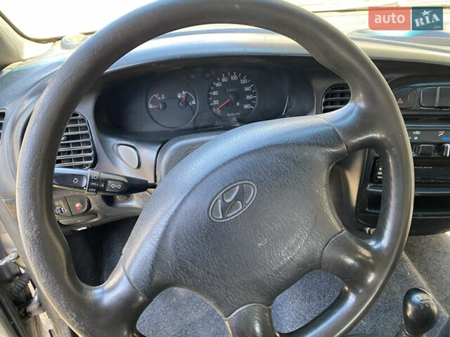 Серый Хендай H-1, объемом двигателя 2.48 л и пробегом 300 тыс. км за 3300 $, фото 12 на Automoto.ua