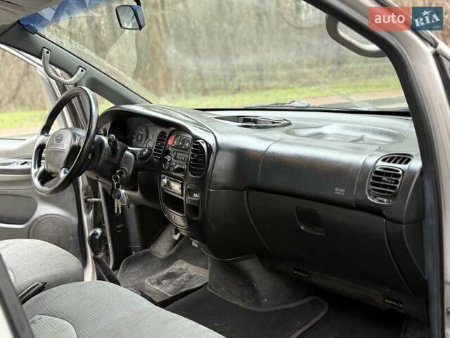 Сірий Хендай H-1, об'ємом двигуна 2.35 л та пробігом 175 тис. км за 4999 $, фото 46 на Automoto.ua