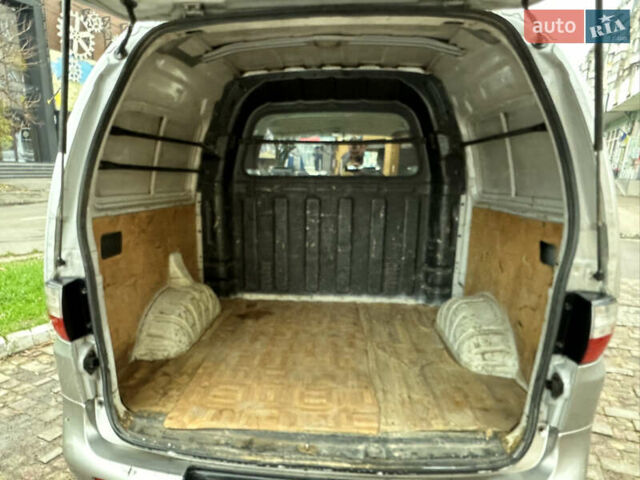 Серый Хендай H-1, объемом двигателя 2.5 л и пробегом 192 тыс. км за 5350 $, фото 15 на Automoto.ua