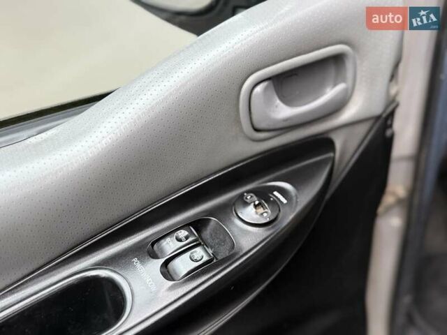 Сірий Хендай H-1, об'ємом двигуна 2.35 л та пробігом 175 тис. км за 4999 $, фото 37 на Automoto.ua