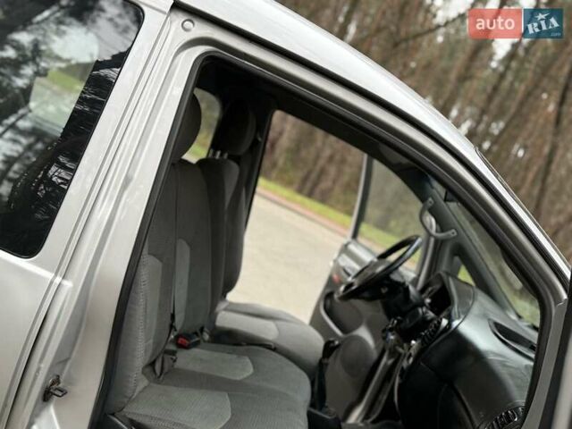 Сірий Хендай H-1, об'ємом двигуна 2.35 л та пробігом 175 тис. км за 4999 $, фото 51 на Automoto.ua