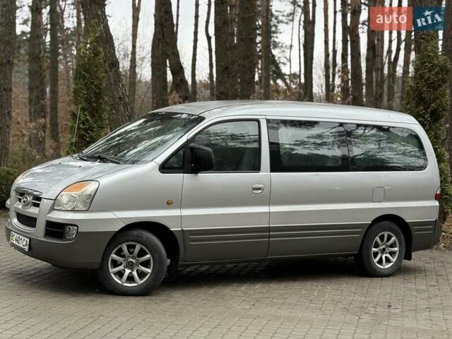 Сірий Хендай H-1, об'ємом двигуна 2.35 л та пробігом 175 тис. км за 4999 $, фото 6 на Automoto.ua