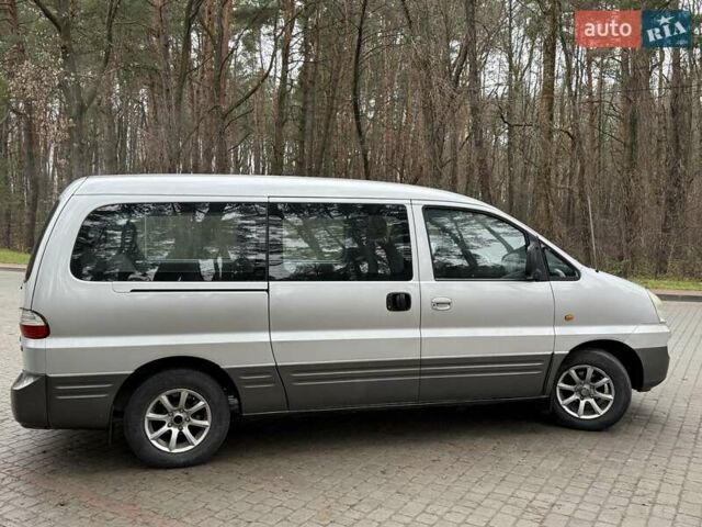 Сірий Хендай H-1, об'ємом двигуна 2.35 л та пробігом 175 тис. км за 4999 $, фото 27 на Automoto.ua