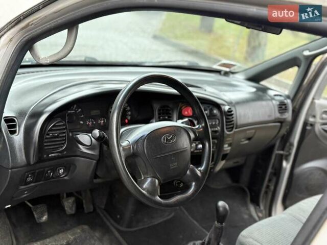 Серый Хендай H-1, объемом двигателя 2.35 л и пробегом 175 тыс. км за 4250 $, фото 38 на Automoto.ua