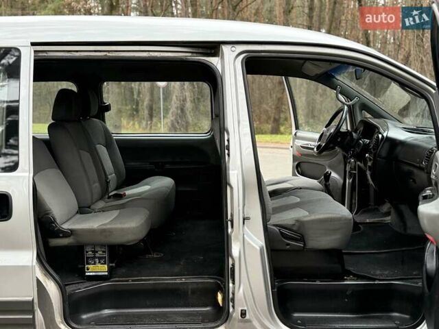 Сірий Хендай H-1, об'ємом двигуна 2.35 л та пробігом 175 тис. км за 4999 $, фото 55 на Automoto.ua