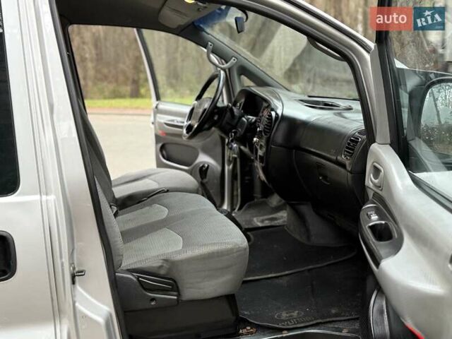 Сірий Хендай H-1, об'ємом двигуна 2.35 л та пробігом 175 тис. км за 4999 $, фото 50 на Automoto.ua