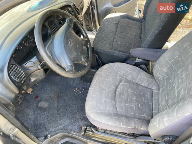 Серый Хендай H-1, объемом двигателя 2.48 л и пробегом 300 тыс. км за 3300 $, фото 10 на Automoto.ua