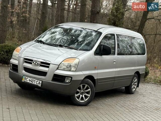 Сірий Хендай H-1, об'ємом двигуна 2.35 л та пробігом 175 тис. км за 4999 $, фото 3 на Automoto.ua