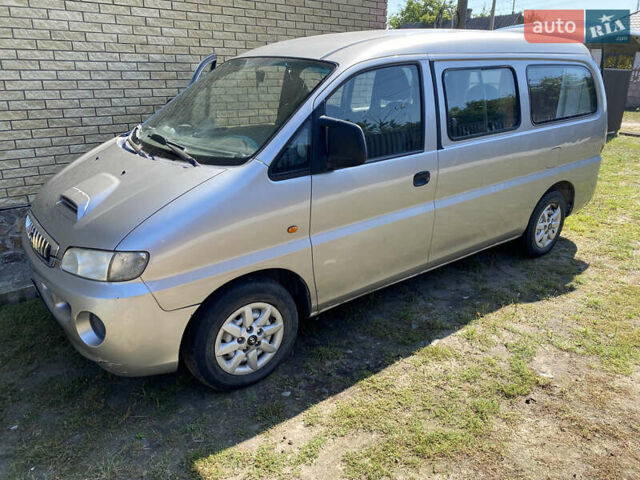 Серый Хендай H-1, объемом двигателя 2.48 л и пробегом 300 тыс. км за 3300 $, фото 1 на Automoto.ua