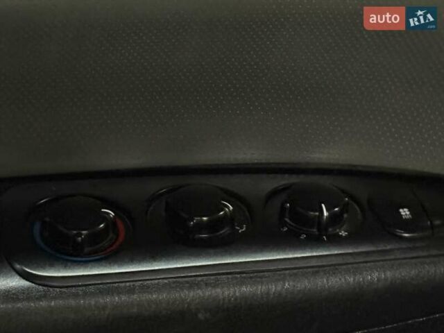 Сірий Хендай H-1, об'ємом двигуна 2.35 л та пробігом 175 тис. км за 4999 $, фото 54 на Automoto.ua