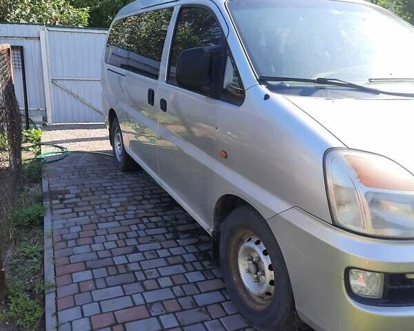 Серый Хендай H-1, объемом двигателя 2.4 л и пробегом 320 тыс. км за 4500 $, фото 3 на Automoto.ua
