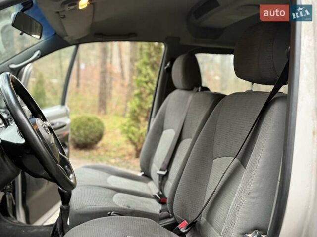 Серый Хендай H-1, объемом двигателя 2.35 л и пробегом 175 тыс. км за 4250 $, фото 41 на Automoto.ua