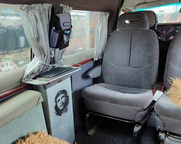 Серый Хендай H-1, объемом двигателя 2.5 л и пробегом 260 тыс. км за 5999 $, фото 9 на Automoto.ua