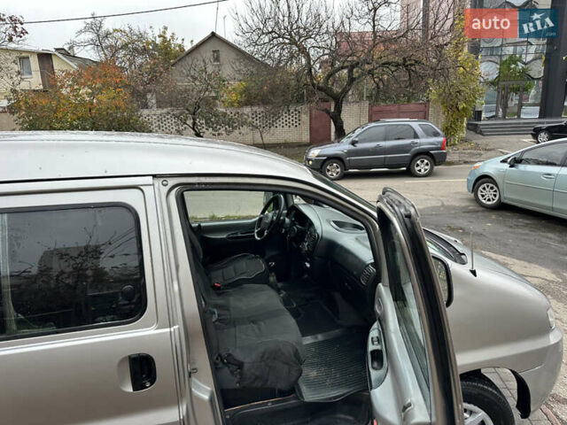 Серый Хендай H-1, объемом двигателя 2.5 л и пробегом 192 тыс. км за 5350 $, фото 12 на Automoto.ua